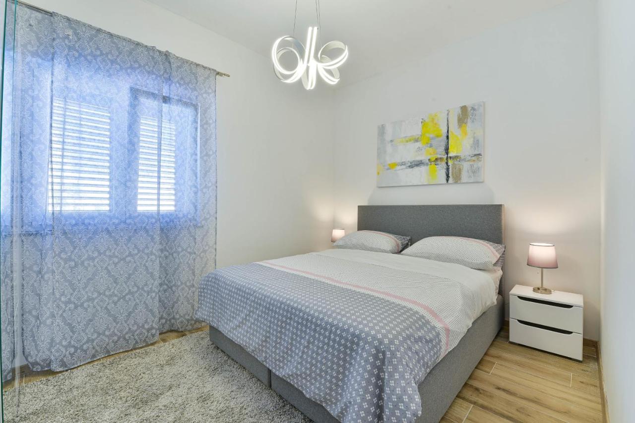 Family Friendly Apartments With A Swimming Pool Zadar - 18098 Exteriör bild