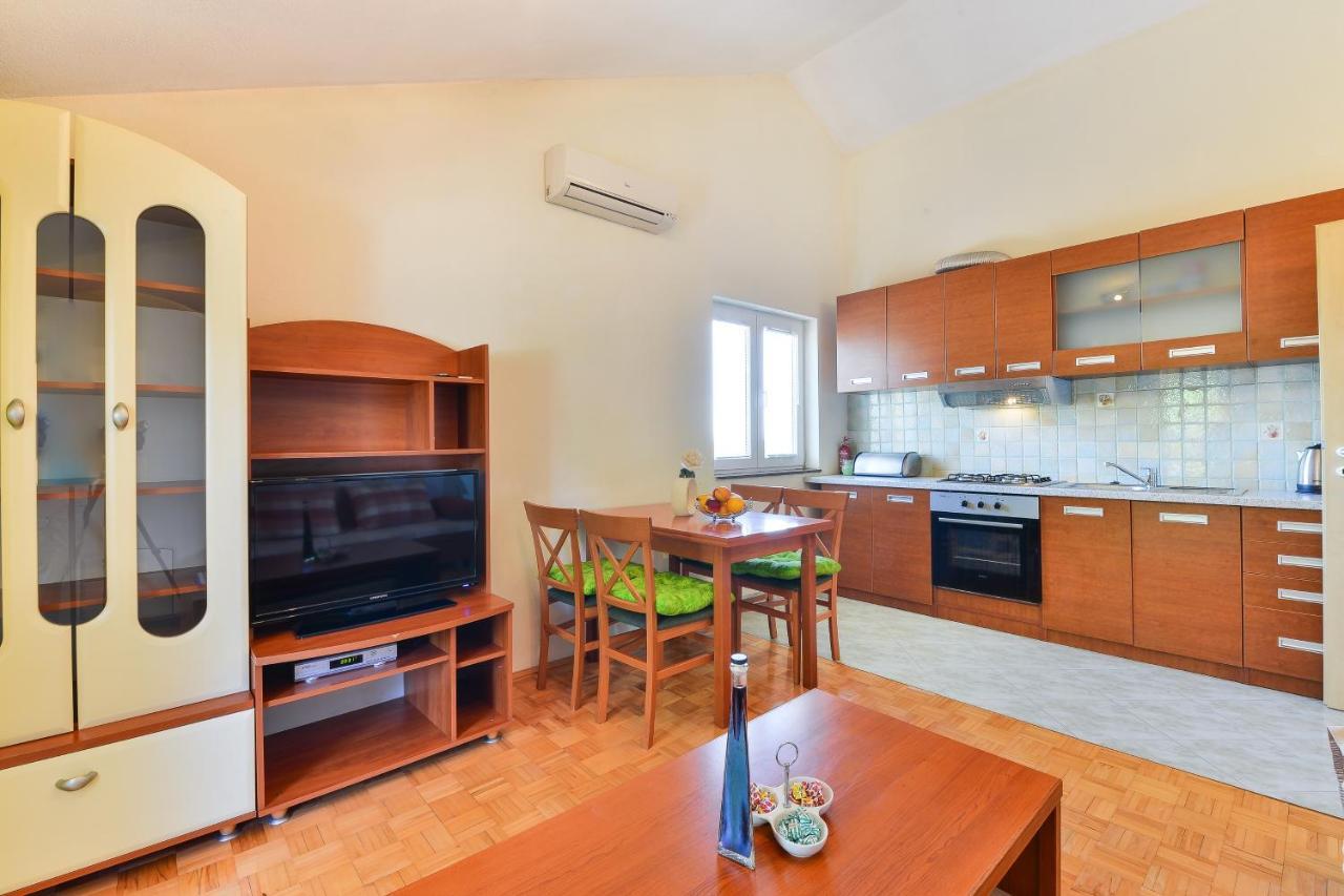 Family Friendly Apartments With A Swimming Pool Zadar - 18098 Exteriör bild