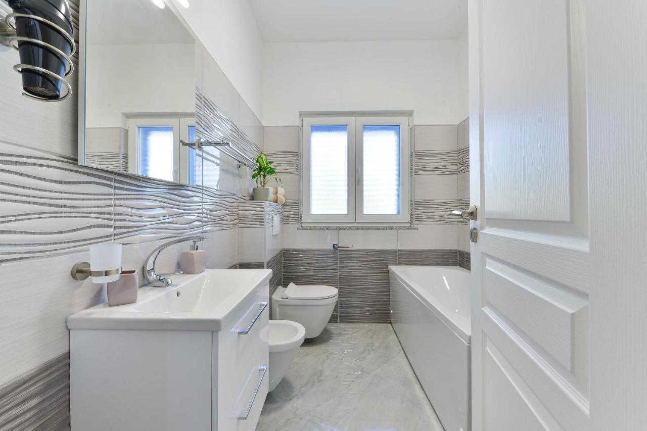 Family Friendly Apartments With A Swimming Pool Zadar - 18098 Exteriör bild
