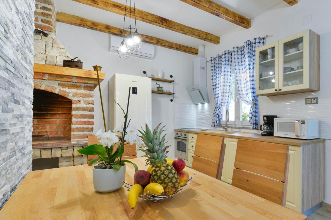 Family Friendly Apartments With A Swimming Pool Zadar - 18098 Exteriör bild